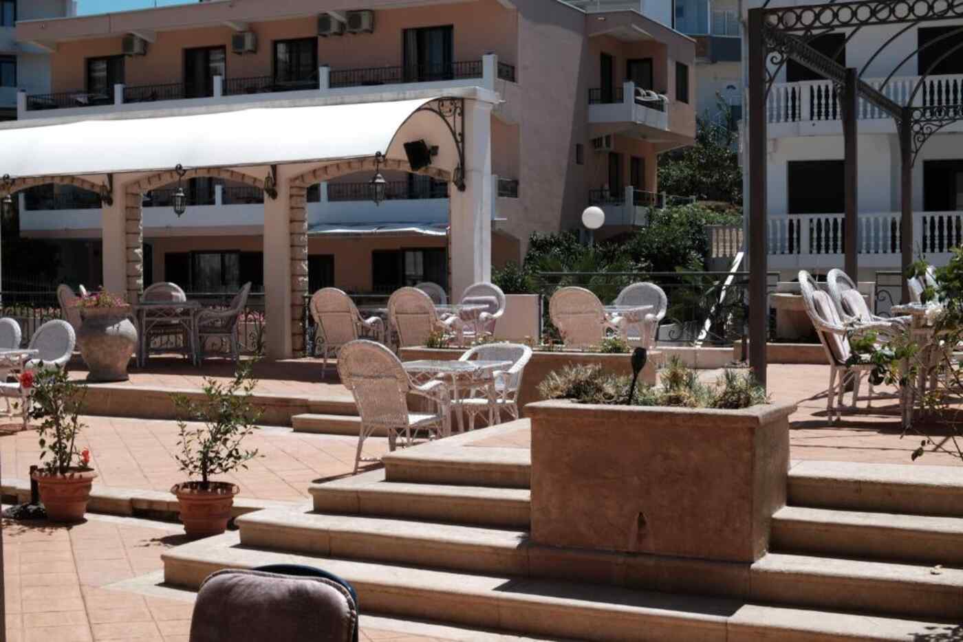 Furnished shared terrace at H Kleopatra hotel
